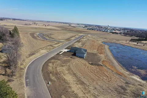 935 Harter Cir, Madison, SD 57042 photo 2