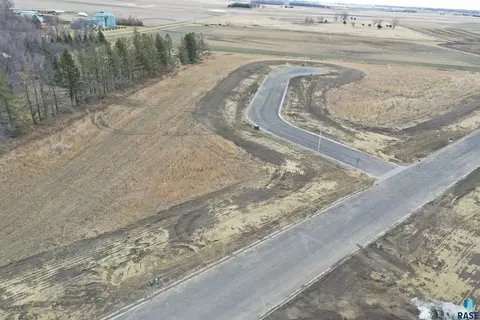 935 Harter Cir, Madison, SD 57042 photo 5