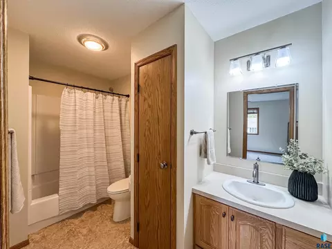 2405 E 51st St, Sioux Falls, SD 57103 photo 15