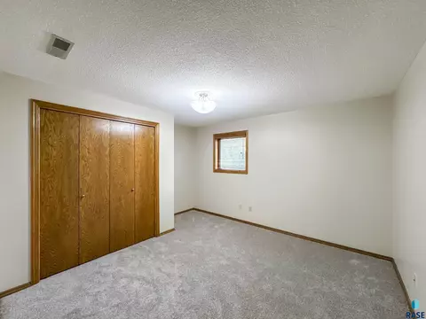 2405 E 51st St, Sioux Falls, SD 57103 photo 20