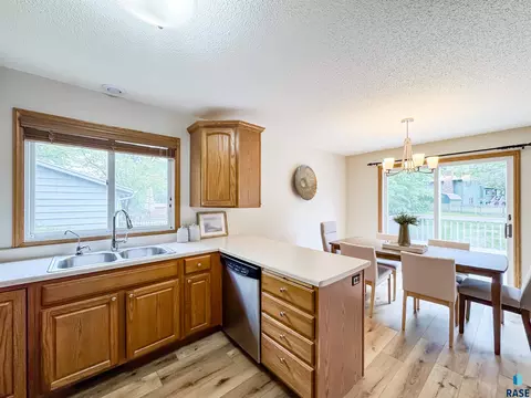 2405 E 51st St, Sioux Falls, SD 57103 photo 10