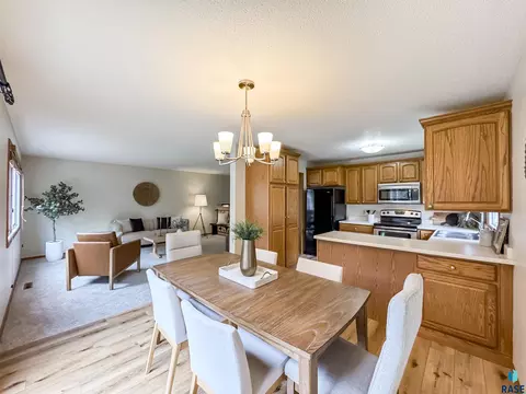 2405 E 51st St, Sioux Falls, SD 57103 photo 11
