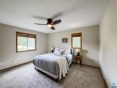 2405 E 51st St, Sioux Falls, SD 57103 photo 13