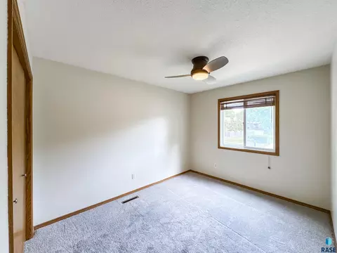 2405 E 51st St, Sioux Falls, SD 57103 photo 16