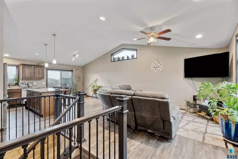 1716 E Tracy Ln, Sioux Falls, SD 57103 photo 4