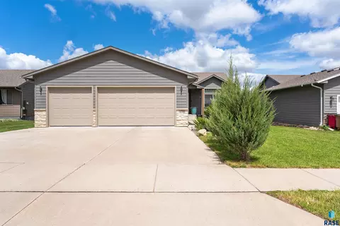 1716 E Tracy Ln, Sioux Falls, SD 57103 photo 2
