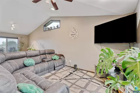 1716 E Tracy Ln, Sioux Falls, SD 57103 photo 5