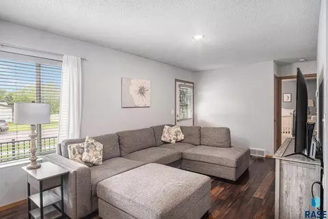 902 S Grant Ave, Madison, SD 57042 photo 3
