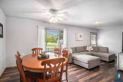 902 S Grant Ave, Madison, SD 57042 photo 4