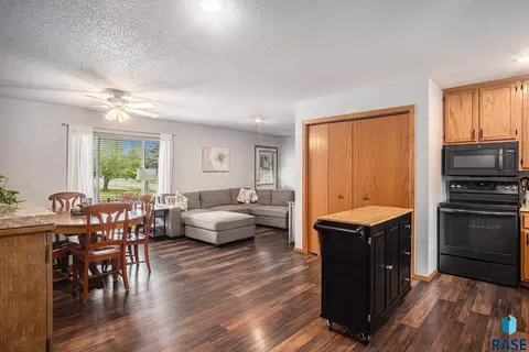 902 S Grant Ave, Madison, SD 57042 photo 5