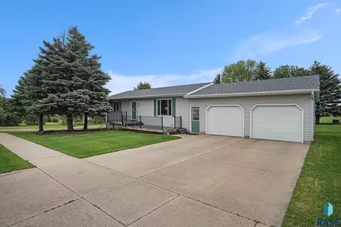 902 S Grant Ave, Madison, SD 57042 photo 2