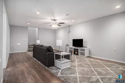 902 S Grant Ave, Madison, SD 57042 photo 15