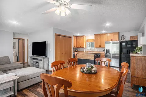 902 S Grant Ave, Madison, SD 57042 photo 6