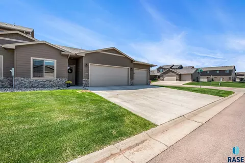 2701 E Meadowside Pl, Sioux Falls, SD 57108 photo 2