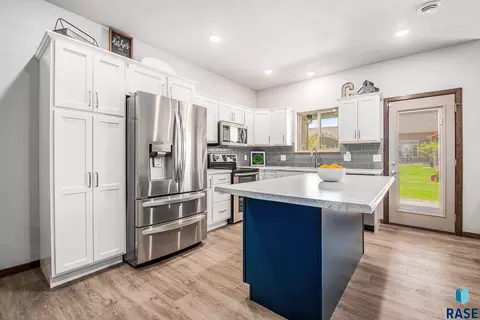 2701 E Meadowside Pl, Sioux Falls, SD 57108 photo 9