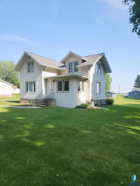 313 E 2nd St, Hills, MN 56138 photo 20