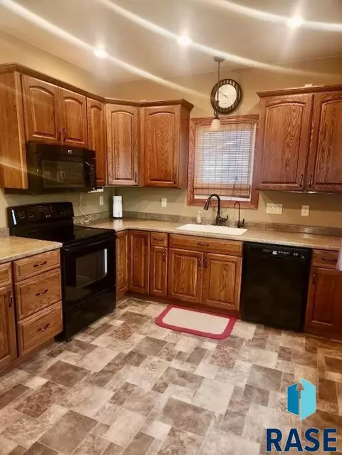 313 E 2nd St, Hills, MN 56138 photo 2