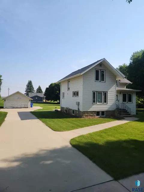 313 E 2nd St, Hills, MN 56138 photo 21