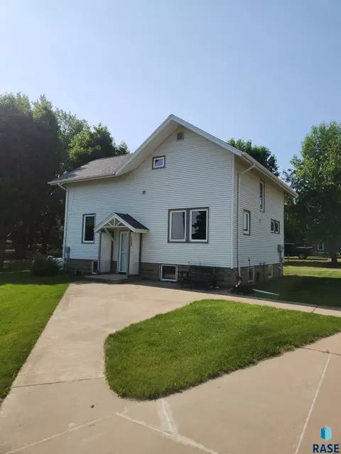 313 E 2nd St, Hills, MN 56138 photo 22