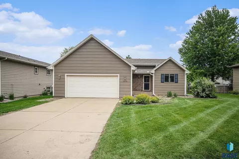 2404 S Oxford Cir, Sioux Falls, SD 57106