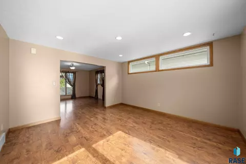 907 S Spring Ave, Sioux Falls, SD 57104 photo 6