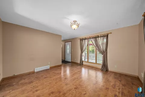 907 S Spring Ave, Sioux Falls, SD 57104 photo 4