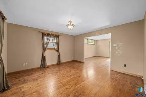 907 S Spring Ave, Sioux Falls, SD 57104 photo 3