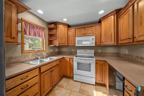 907 S Spring Ave, Sioux Falls, SD 57104 photo 8