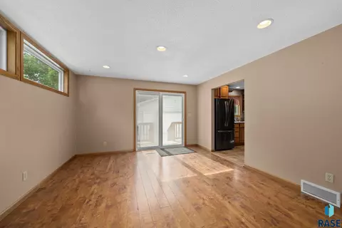 907 S Spring Ave, Sioux Falls, SD 57104 photo 5