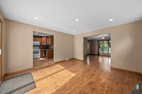 907 S Spring Ave, Sioux Falls, SD 57104 photo 7