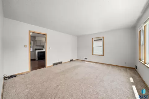 1422 E 17th St, Sioux Falls, SD 57104 photo 5