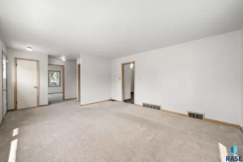 1422 E 17th St, Sioux Falls, SD 57104 photo 4