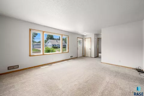1422 E 17th St, Sioux Falls, SD 57104 photo 3