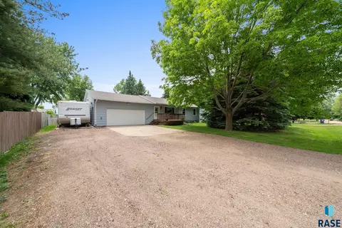 607 E 3rd St, Crooks, SD 57020 photo 2