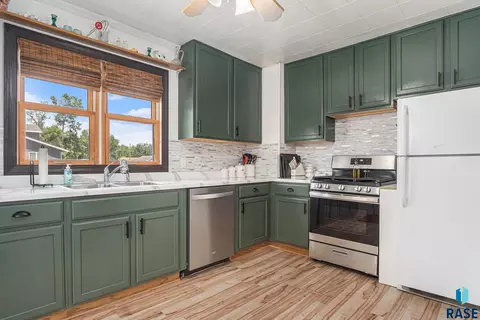 521 N Olive Ave, Madison, SD 57042 photo 7