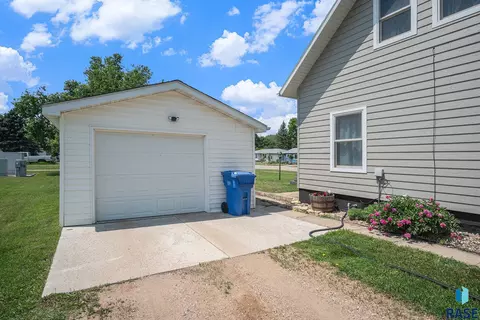 521 N Olive Ave, Madison, SD 57042 photo 20