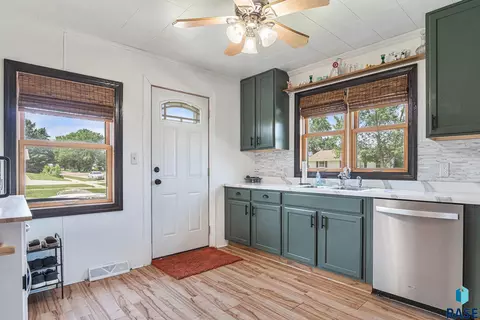 521 N Olive Ave, Madison, SD 57042 photo 8