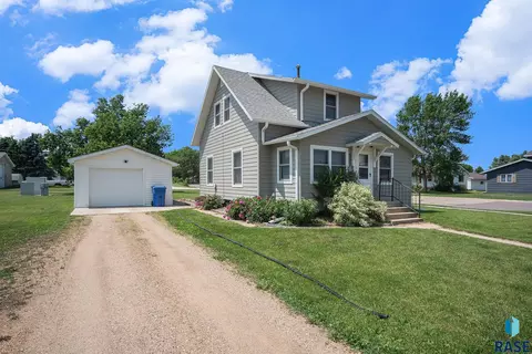 521 N Olive Ave, Madison, SD 57042 photo 2