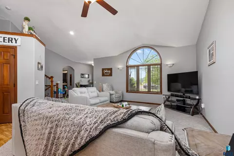 504 Wild Tree Cir, Crooks, SD 57020 photo 4