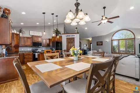 504 Wild Tree Cir, Crooks, SD 57020 photo 11