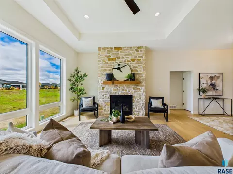 6609 E Hawker Cir, Sioux Falls, SD 57110 photo 5
