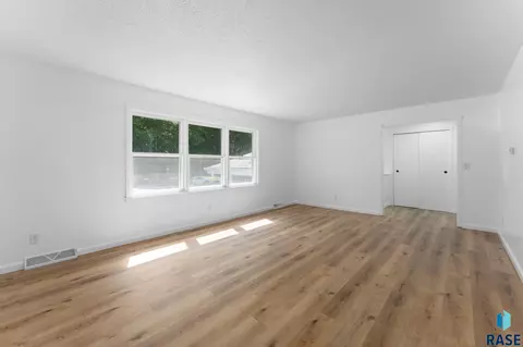 409 S 8th Ave, Brandon, SD 57005 photo 9