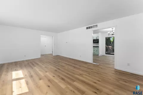 409 S 8th Ave, Brandon, SD 57005 photo 10