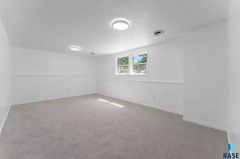 409 S 8th Ave, Brandon, SD 57005 photo 24