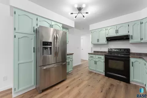 409 S 8th Ave, Brandon, SD 57005 photo 6