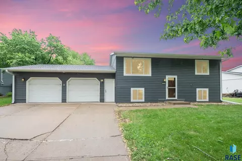 4504 S Plains Dr, Sioux Falls, SD 57106