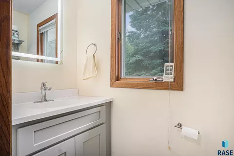 926 10th St NE, Madison, SD 57042 photo 18