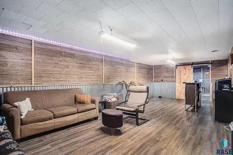 926 10th St NE, Madison, SD 57042 photo 21