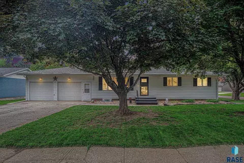 926 10th St NE, Madison, SD 57042 photo 31