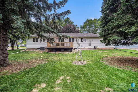 926 10th St NE, Madison, SD 57042 photo 3